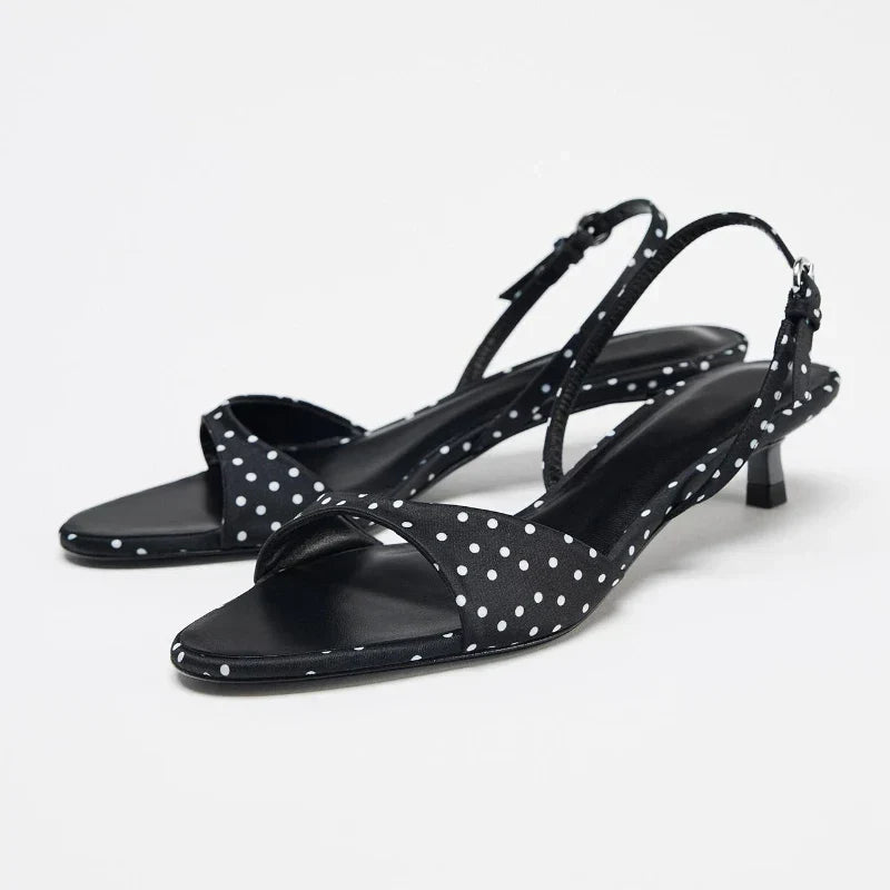 סנדלי עקב נמוך שחורים בנקודות לבנות עם רצועת עקב
