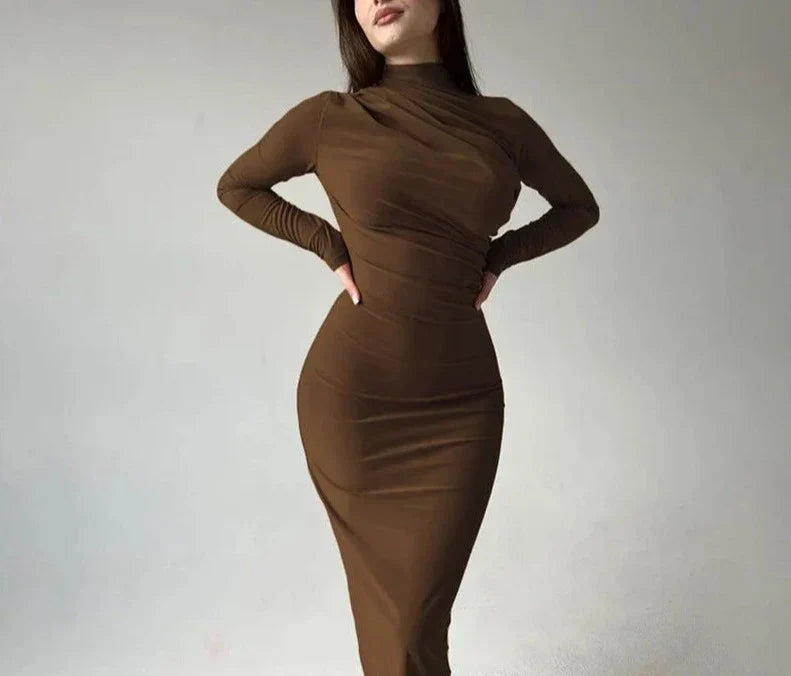 שמלת מידי צמודה בשרוול ארוך עם דראפירה, על דוגמנית