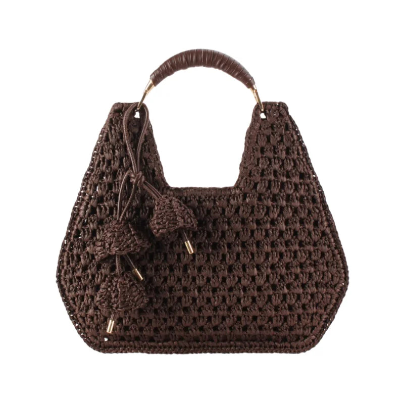תיק קש ארוג בגזרת דלי עם ידית עגולה וקישוטים תלויים