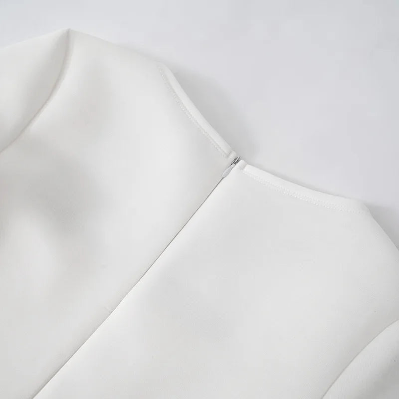 שמלת מיני לבנה עם מחשוף מרובע, שרוולים ארוכים וחצאית מתרחבת