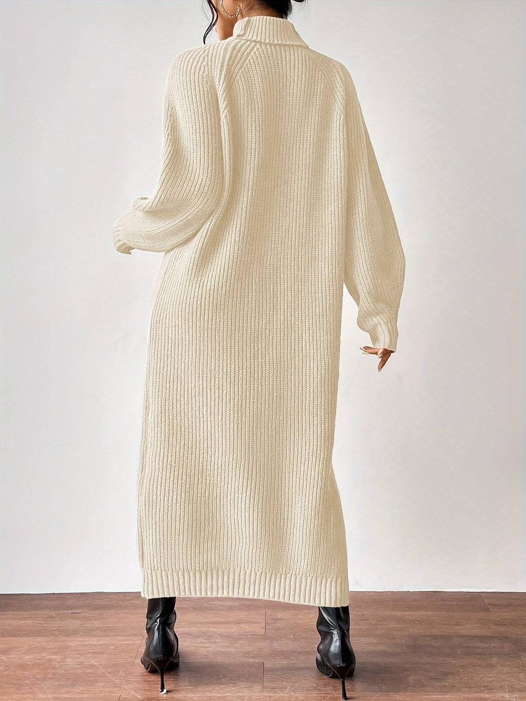 שמלת סריג ארוכה ורחבה עם צווארון גולף ושרוולי בלון
